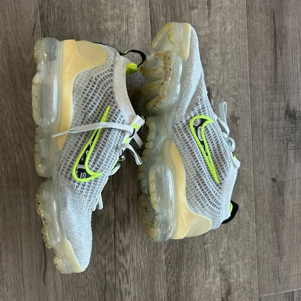 Nike Air VaporMax Flyknit Sneakers 8.5 - Picture 3 of 6